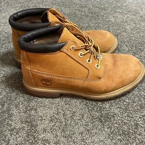 Woman’s timberland 7.5 suede nubuck boots